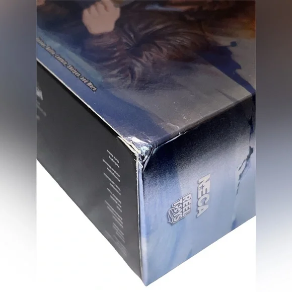 NECA The Thing SDCC Lenticular Cover & The Thing MacReady Outpost 31 7 Figures